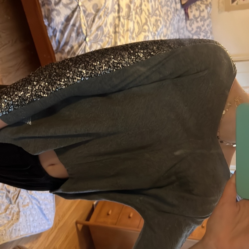 Cute modern gray GUESS Los Angeles top past elbow sleeves, slightly cropped.